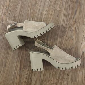 Steve Madden Women's Cream Suede Sandals